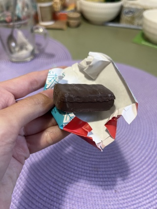 конфетка вчера. брендированные леденцы с логотипом. фото конфет в маркете. конфеты детский сувенир бананоман. шипучка фараон обложка.