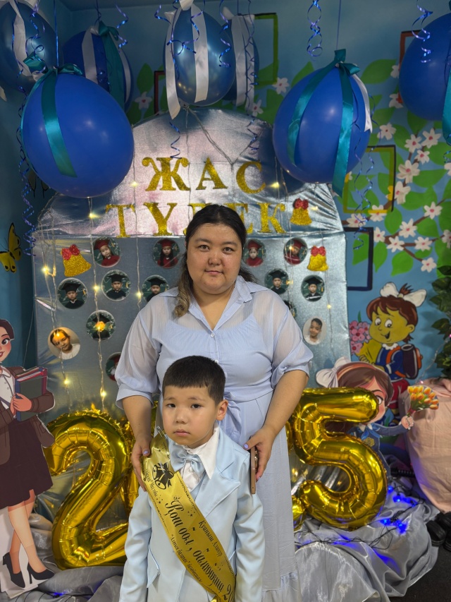 Дикке отыру және телефонмен сөйлесу фото