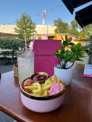 Ayollar hamma joyda erlarini kaltaklaydilar