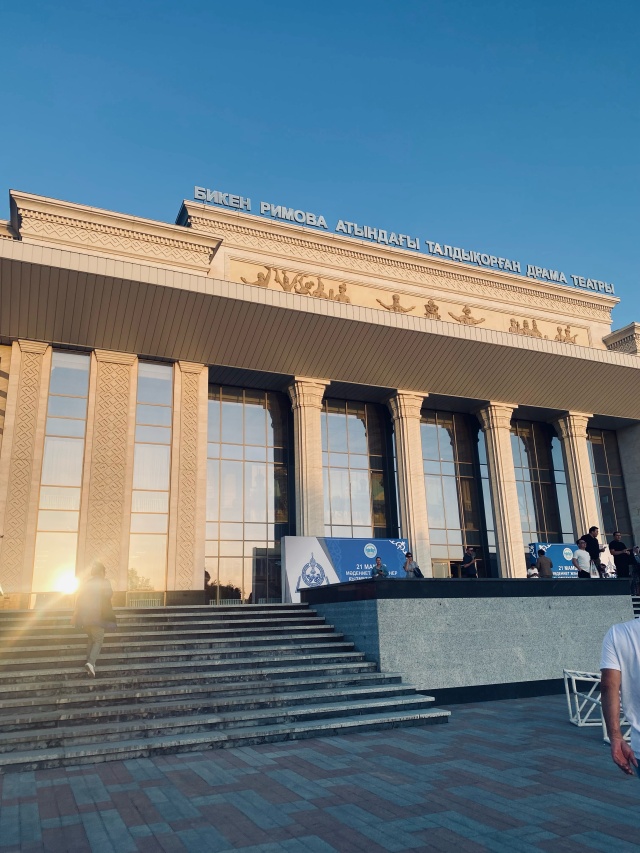 Үлкен салбыраған сиськи