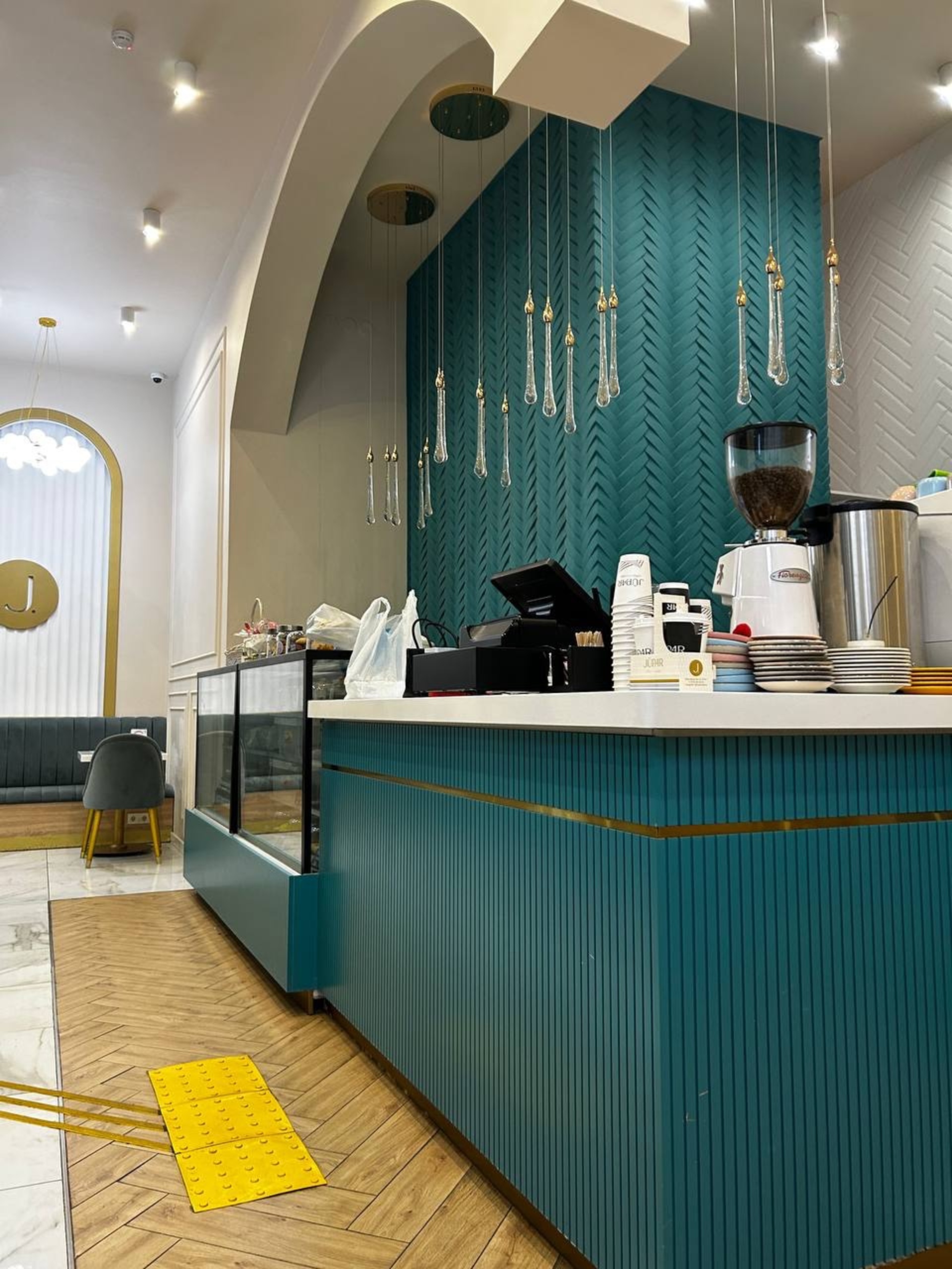 Порно сперматозоидты жұтып қойды Көшедегі жасырын порно