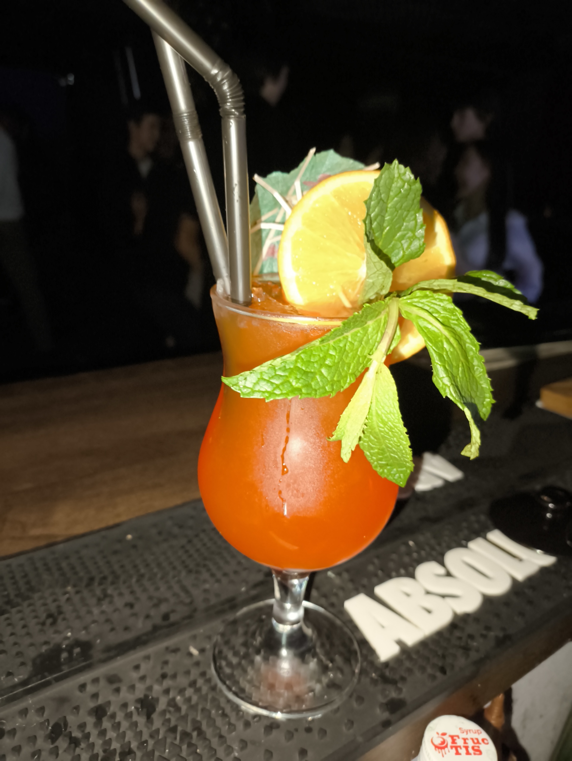 Көкірекшесіз үлкен кеуделер