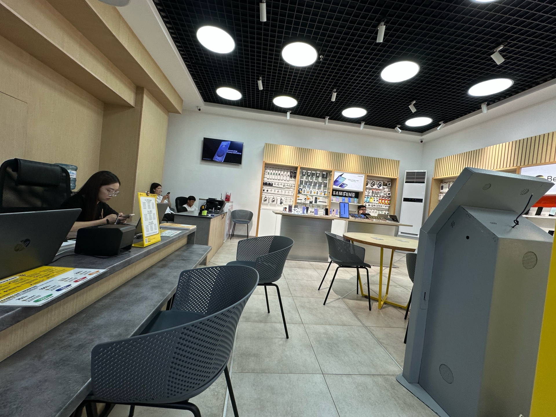 Интернеттегі веб-камера алдында қыздар