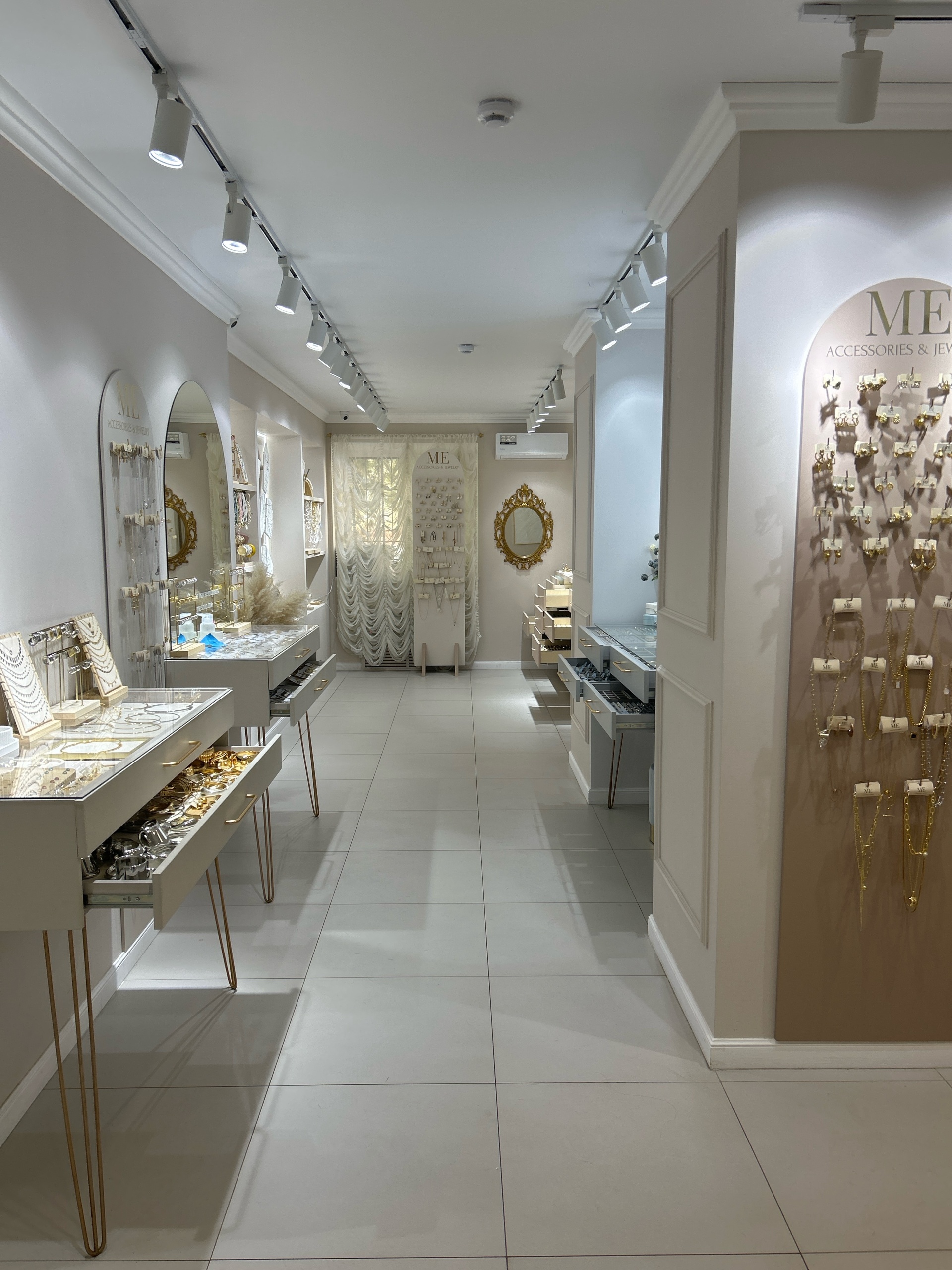 Me accessories&jewelry, улица Республики, 45, Тюмень — 2ГИС