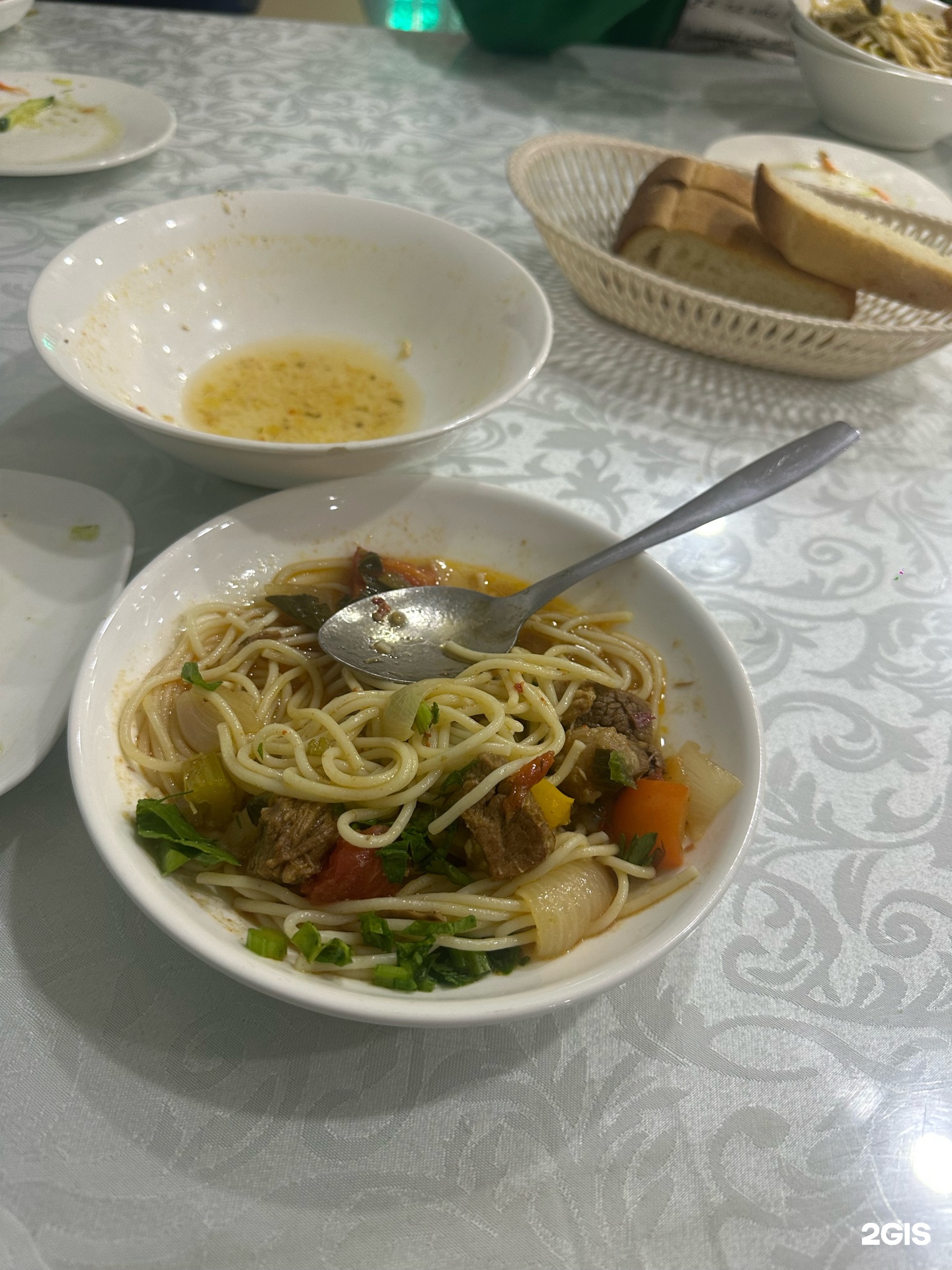 Трусикисіз шалқалап отыру