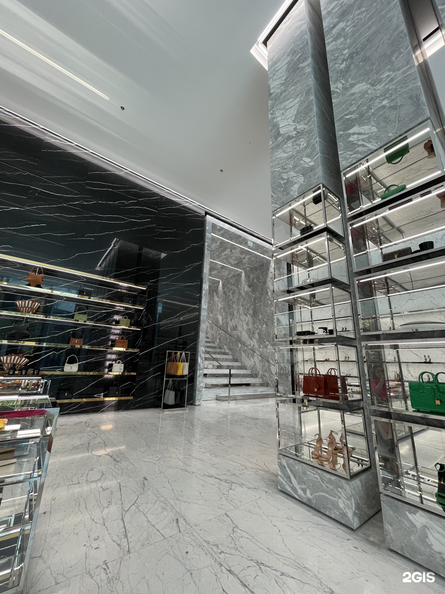Louis Vuitton, fashion house, Dubai Mall, 3, Mohammed Bin Rashid Boulevard,  Dubai — 2GIS