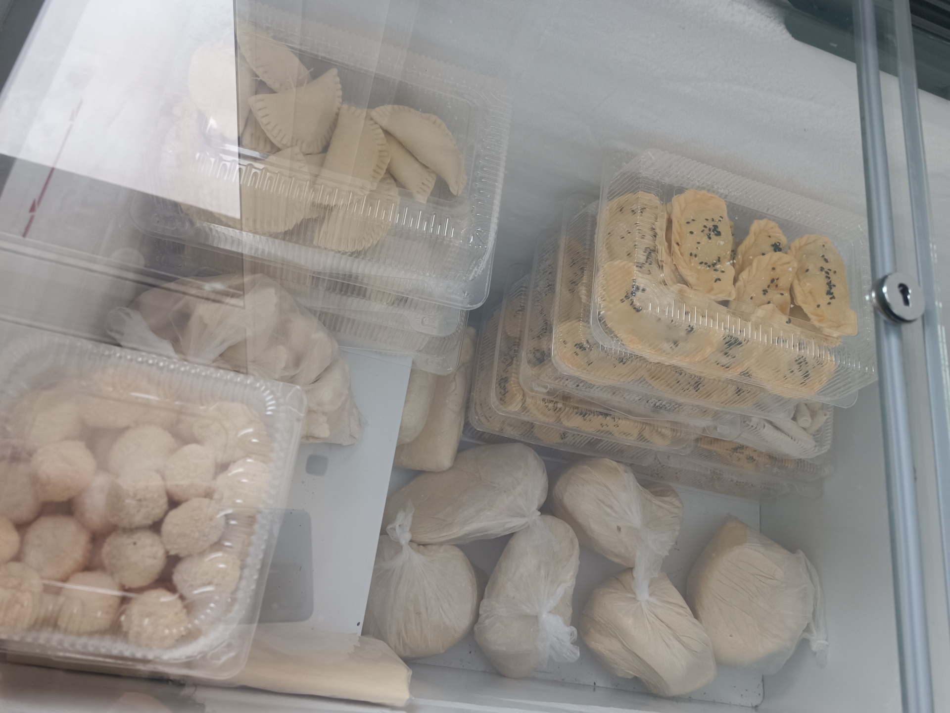 Қара жігітпен минеттің суреті