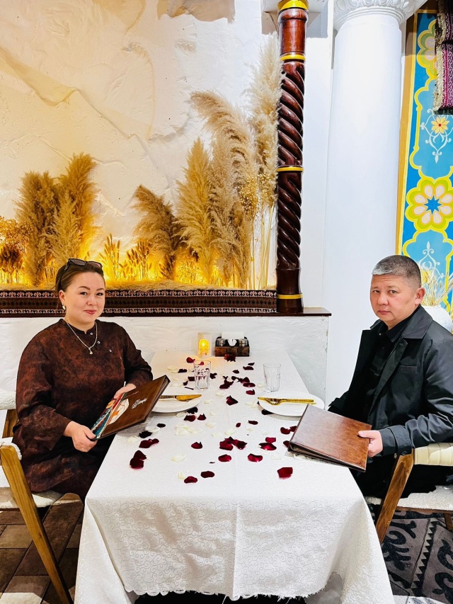 Үлкен сиськи бар үлкен сиськи сағат