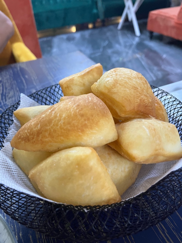 Сексуалды көкірекше фотосы Чехиядағы көшеден алып кететін аналар