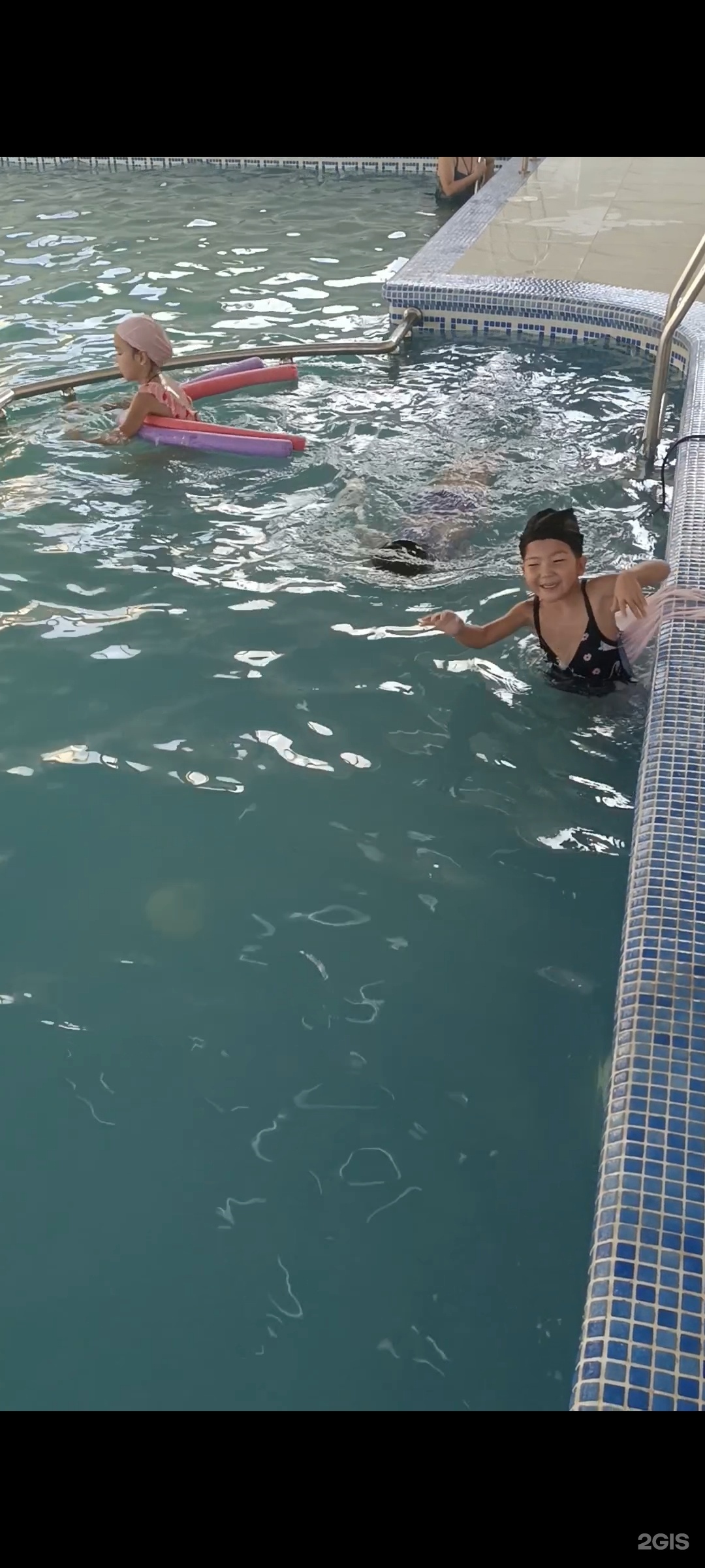 Қыздар душта жатыр