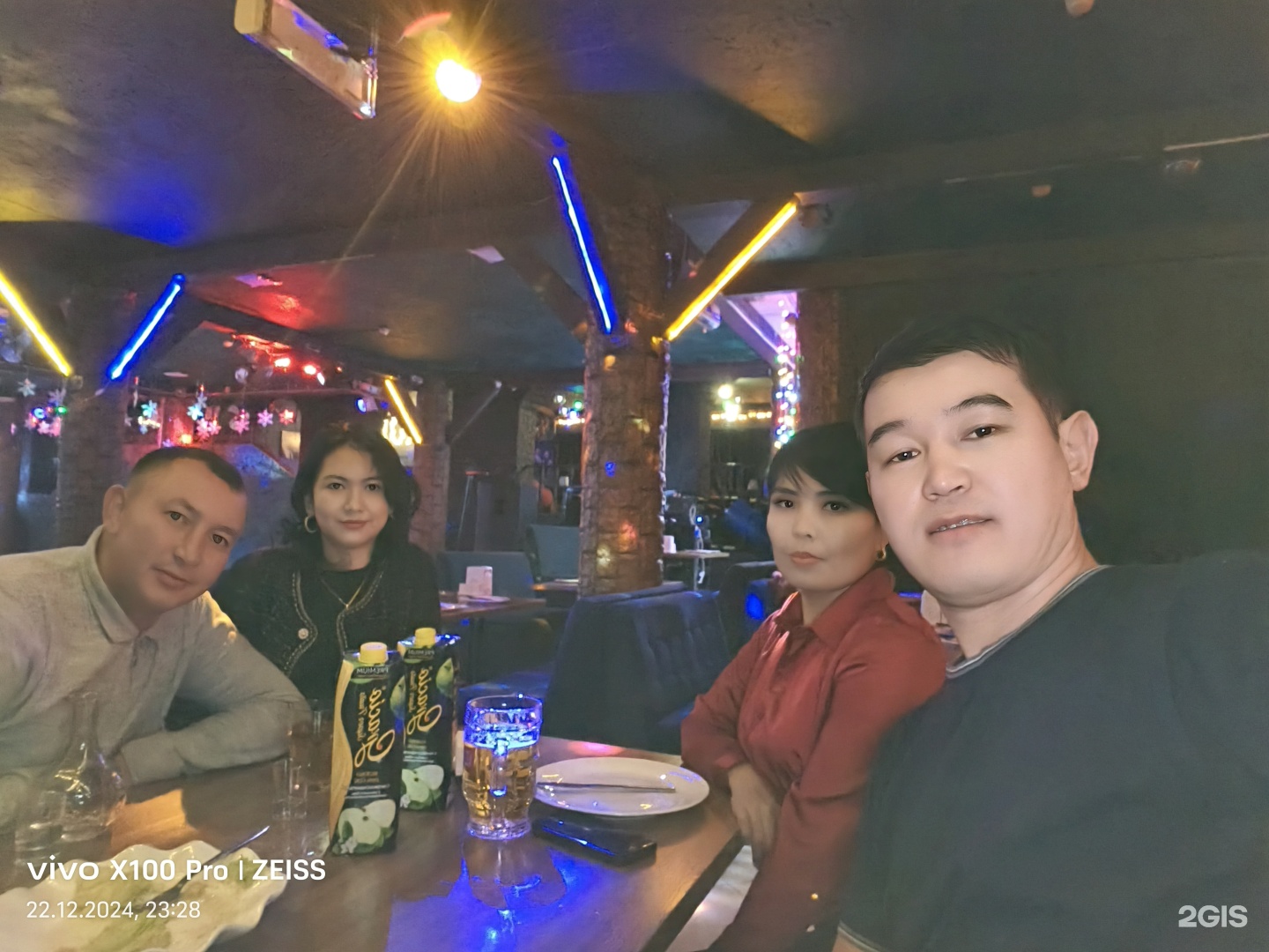 Түнгі көйлектегі аяқтың секс фотосы Магнитогорскідегі жеке жыныстық қатынас