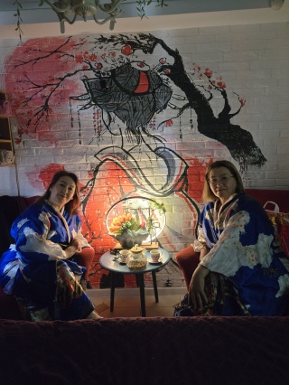 Жас ресейлік күйеу әйелін топтық секс кешіне шақырады.