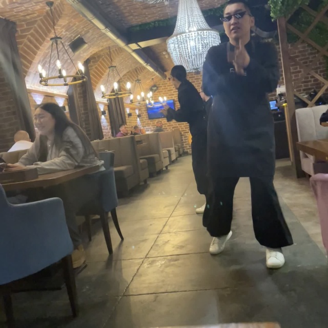 Екі жас қыз жынды